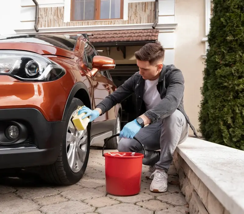 Lavage auto à domicile Huisseau-en-Beauce : professionnel intervenant sur un véhicule